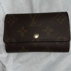 Louis Vuitton 6 key holder it is used but in great condition